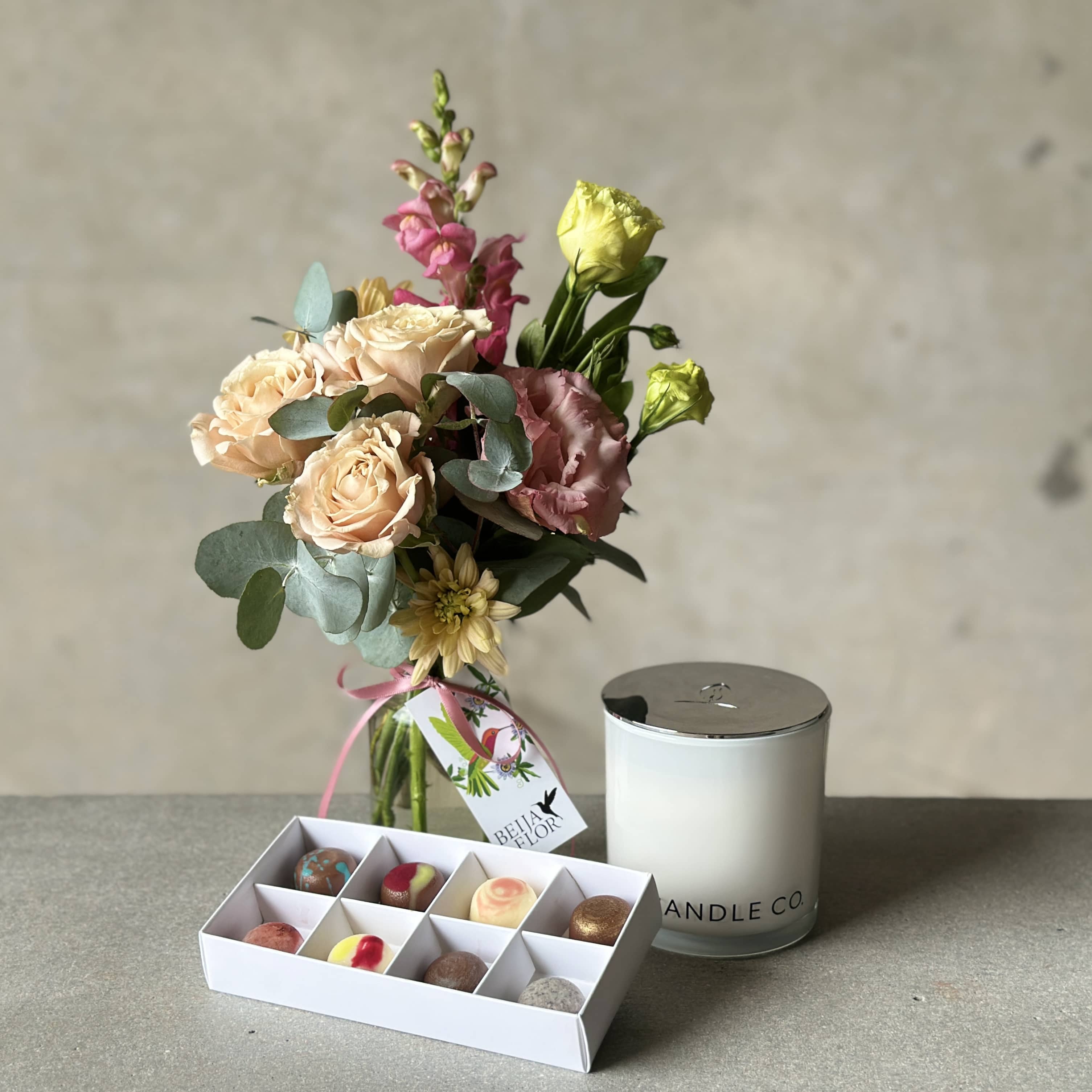 Nîmes Gift Box – Flowers, Chocolates and Candle for Mother’s Day