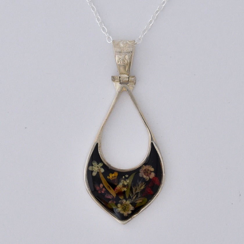 Wildflower Pendant Black