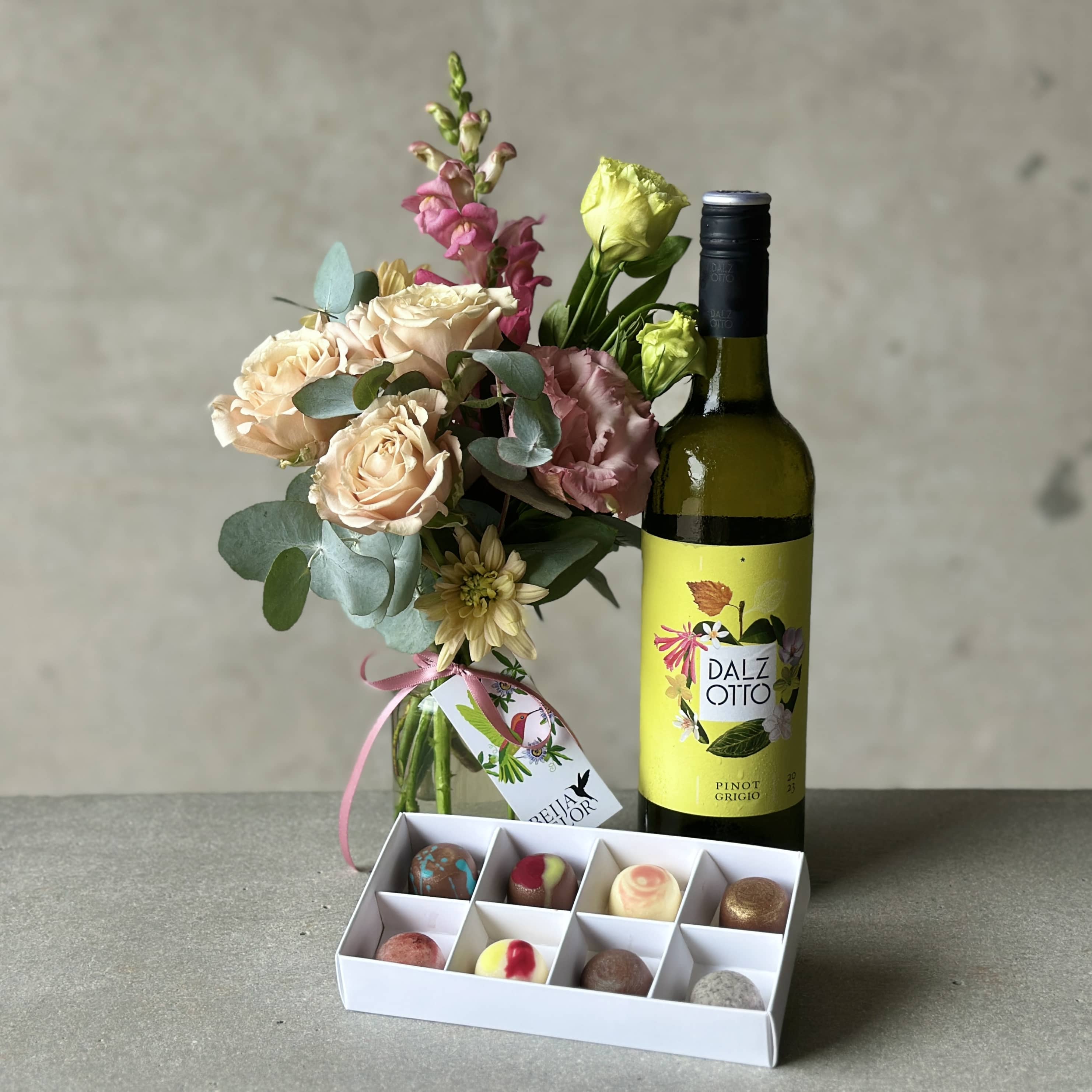 Mother’s Day Flowers with Wine and Chocolates – Beija Flor Darwin