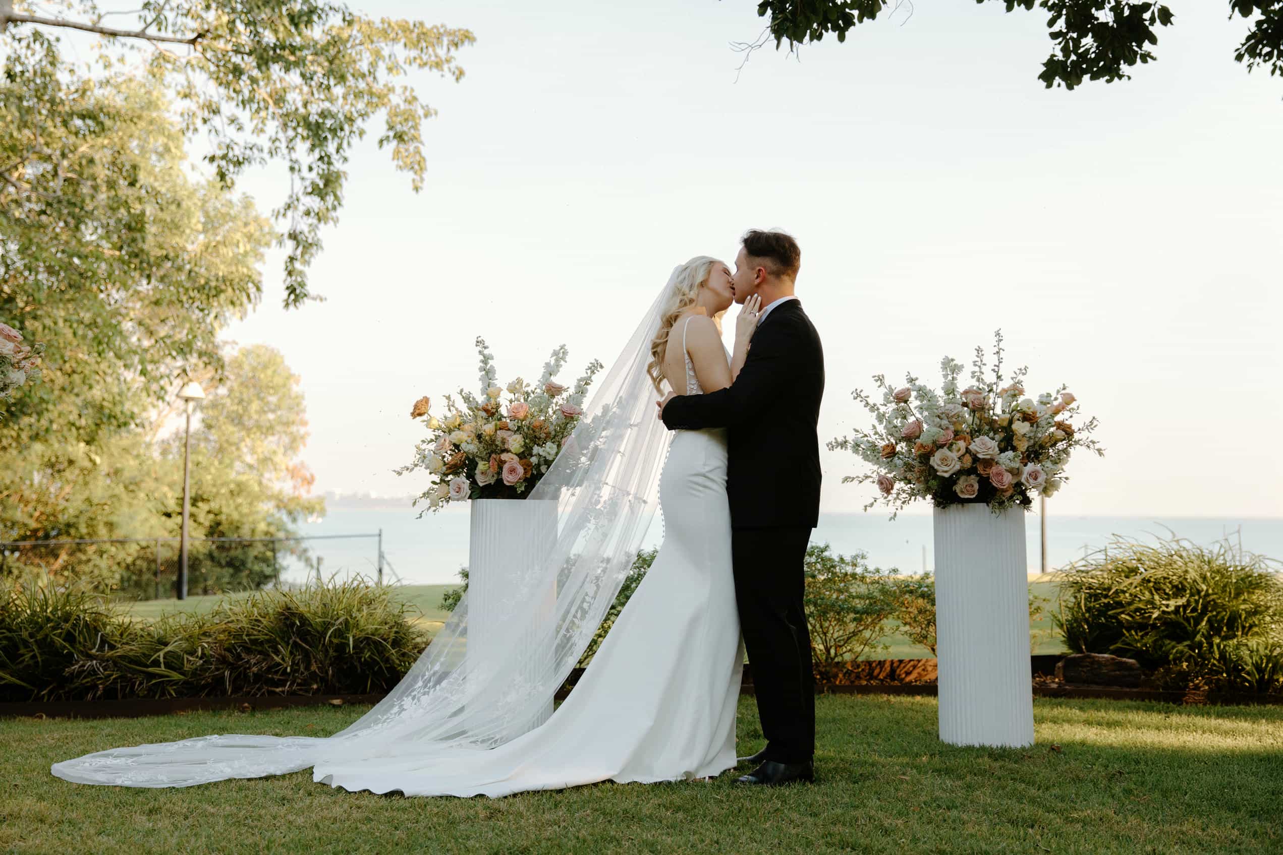 beija flor Natalie and Kieran Wedding couple kiss in front of plinths