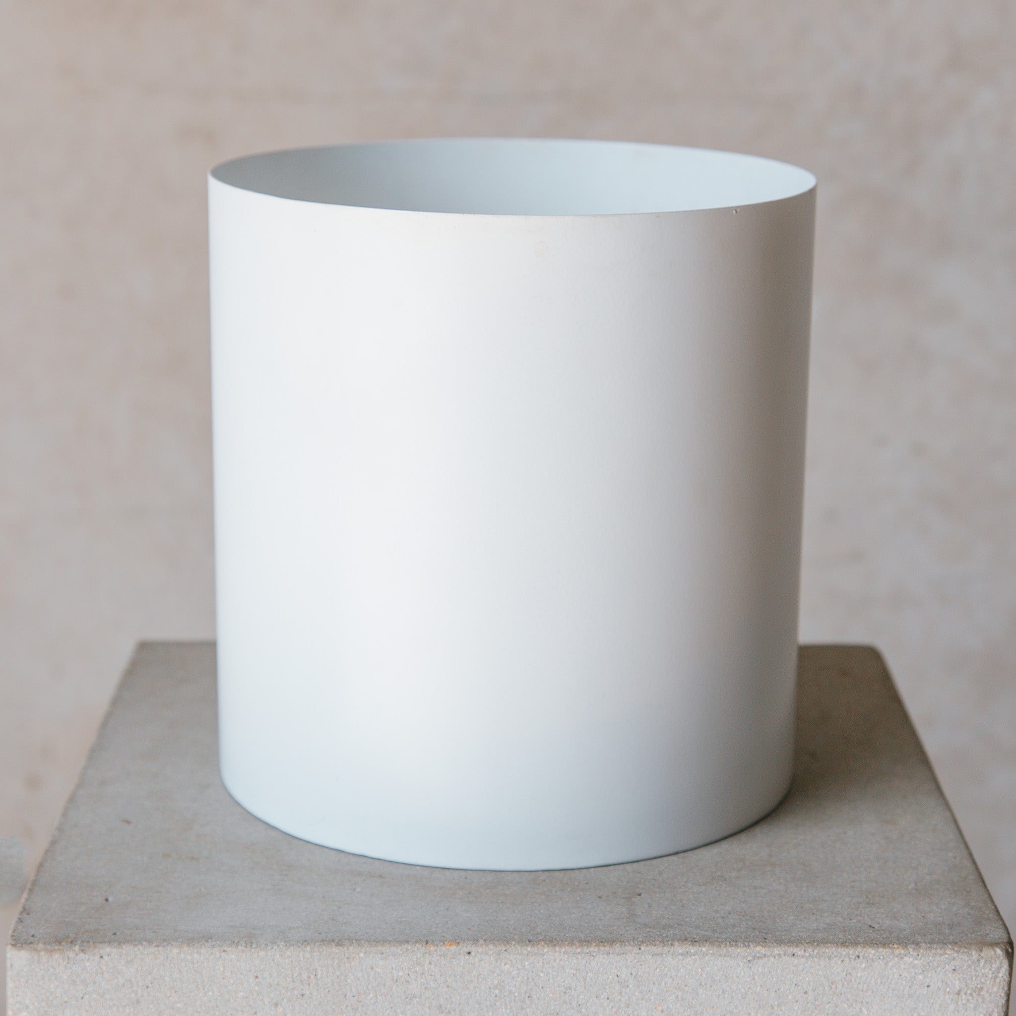 Beija Flor Matte White Vase Bucket