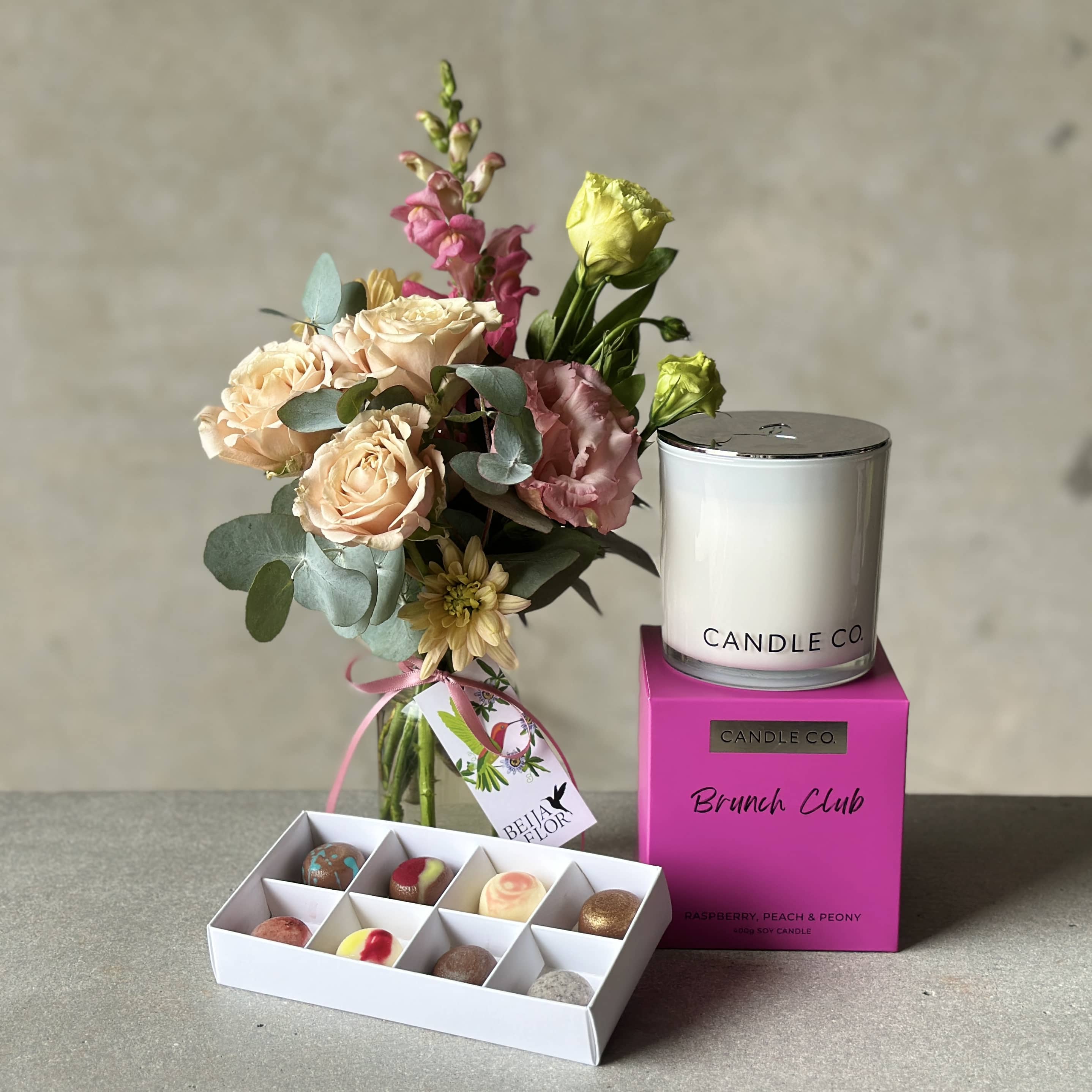 Nîmes Gift Box – Flowers, Chocolates and Candle for Mother’s Day