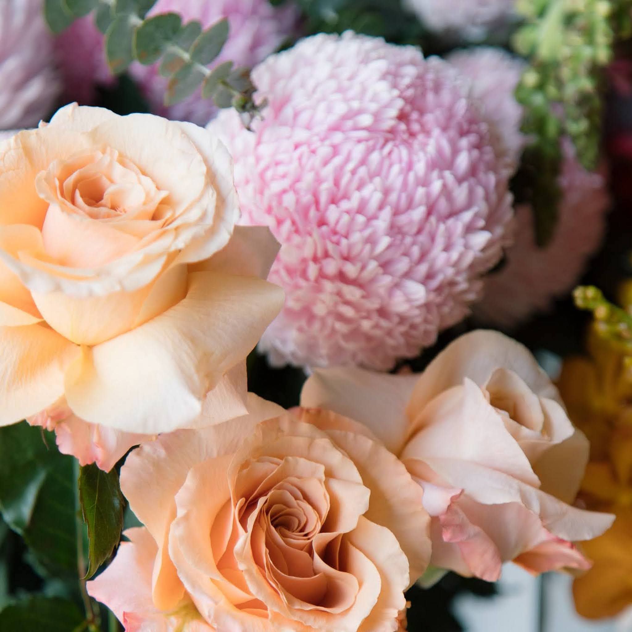 Sunset bouquet small seasonal blooms gift wrap Beija flor