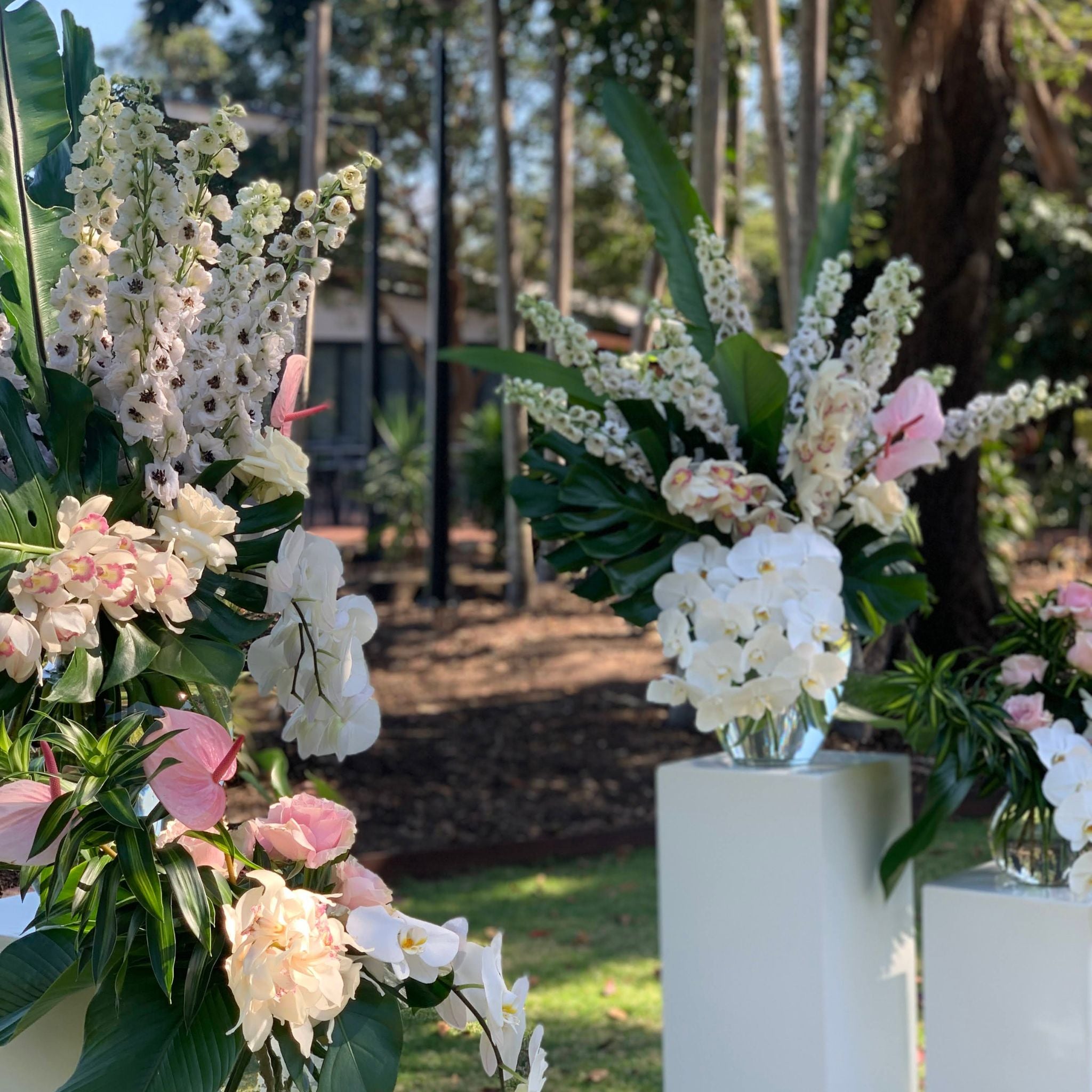 White gloss plinths with large floral display at a Darwin wedding