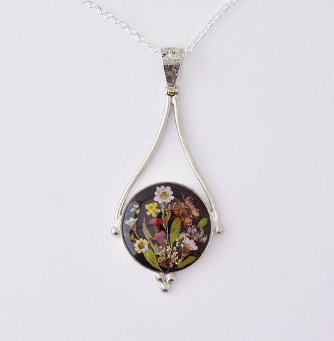 Wildflower Pendant Black Round