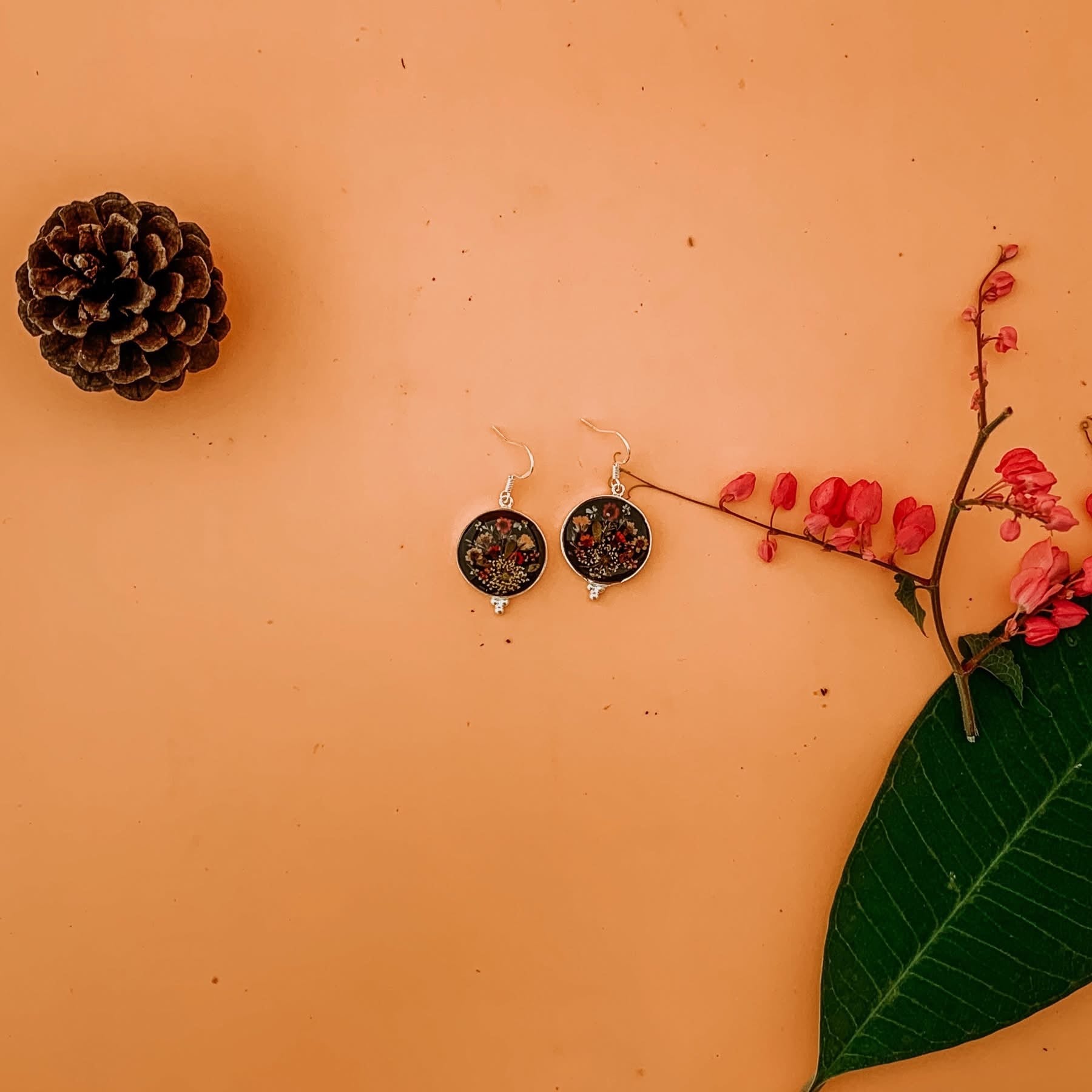 Wildflower Earrings Black Round