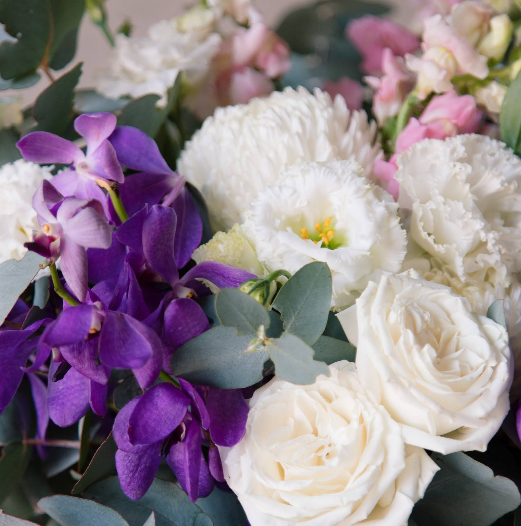 Beija Flor Tahoe Vase Arrangement Luxe Variant Seasonal Blooms