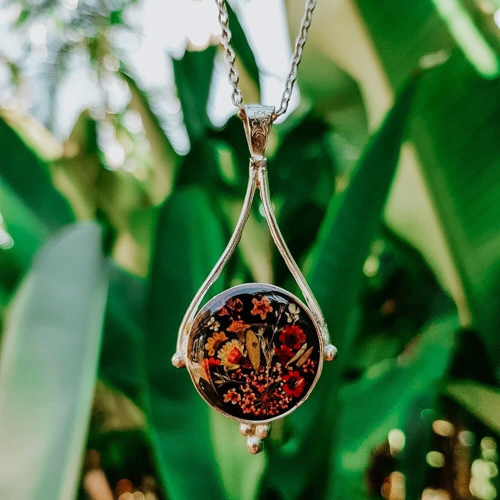 Wildflower Pendant Black Round