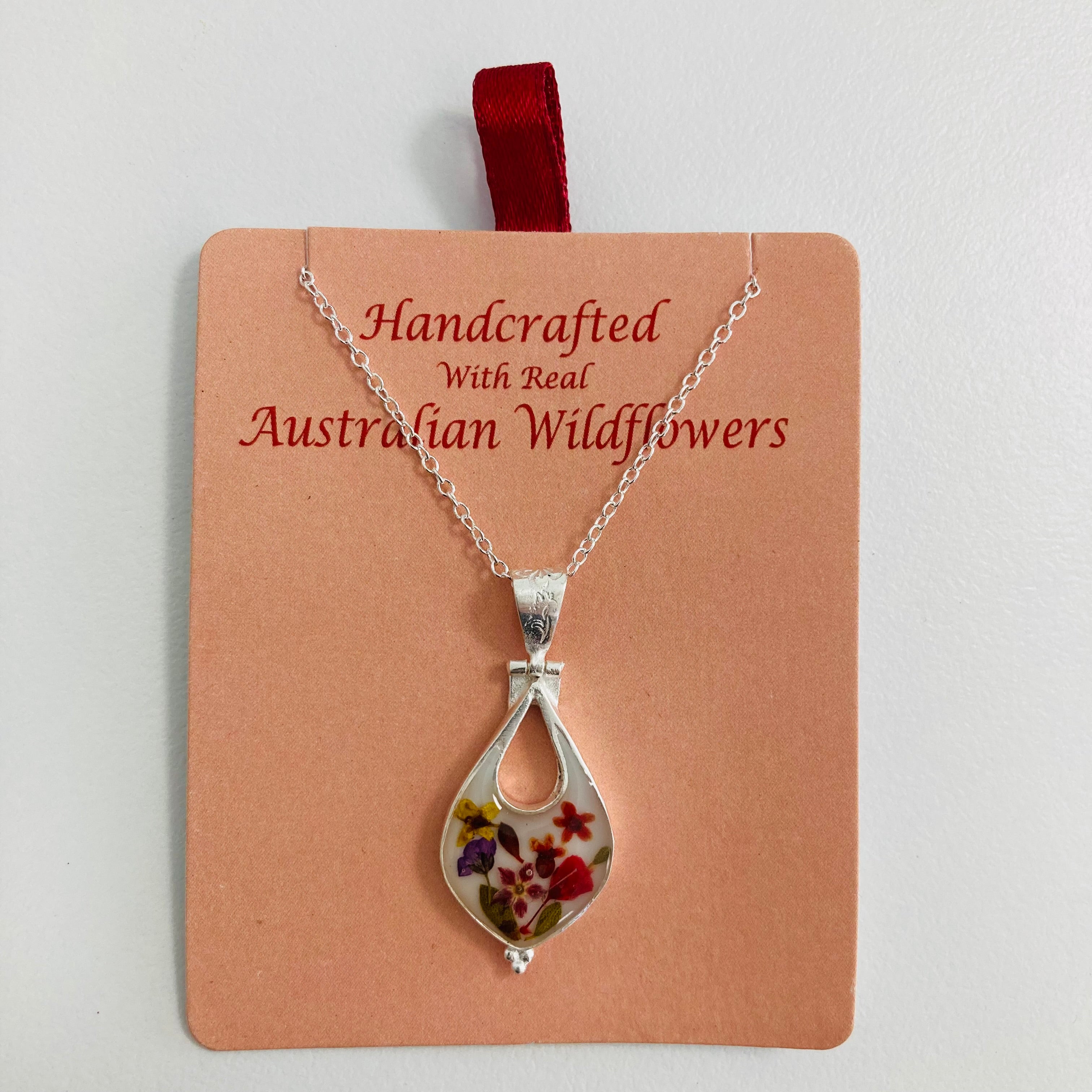 Wildflower Pendant White Closed Classic