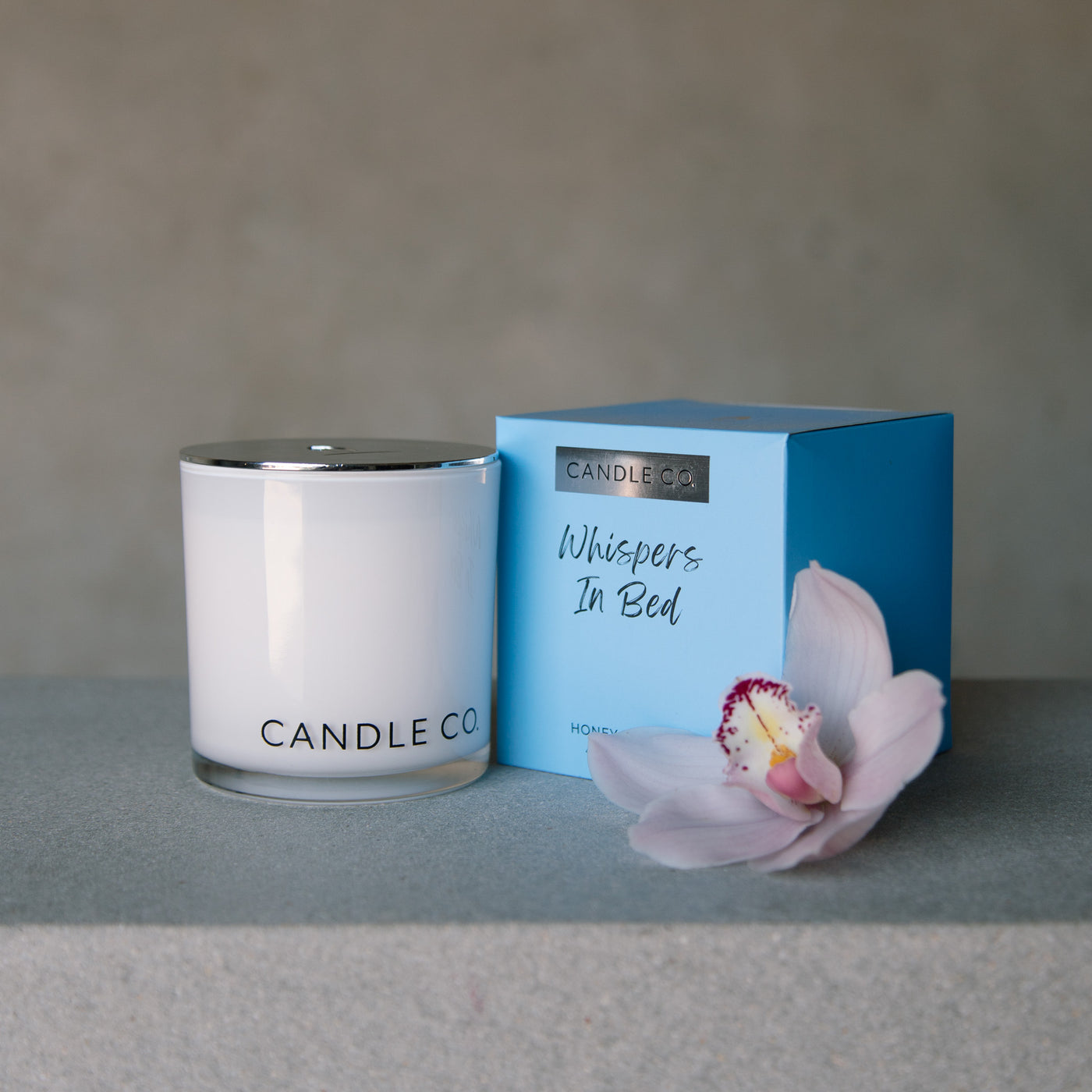 Candle Co Whispers in Bed Honey Tabacco 400g Scented Candle Light Blue